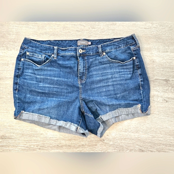 Torrid Blue Jean Shorts with Rolled Hems Size 24 - Picture 1 of 4
